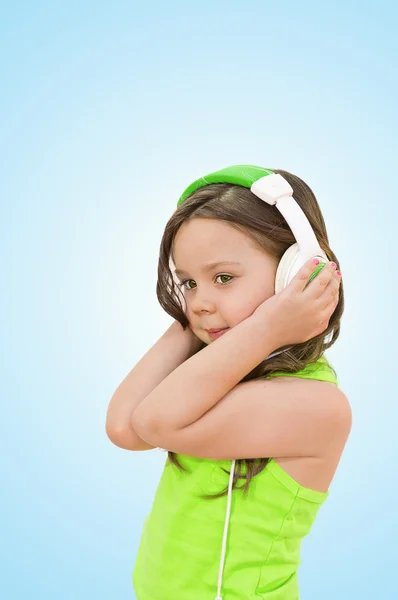 Vacker liten flicka med hörlurar — Stockfoto