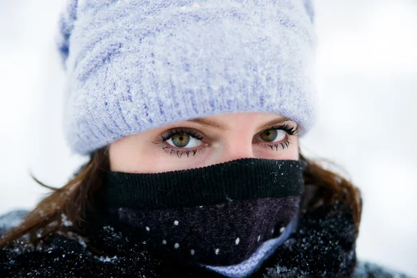 Retrato de invierno de una niña —  Fotos de Stock