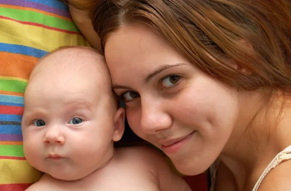 Женщина с новорожденным — стоковое фото