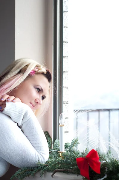 Vrouwen op zoek in bevroren winter venster — Stockfoto
