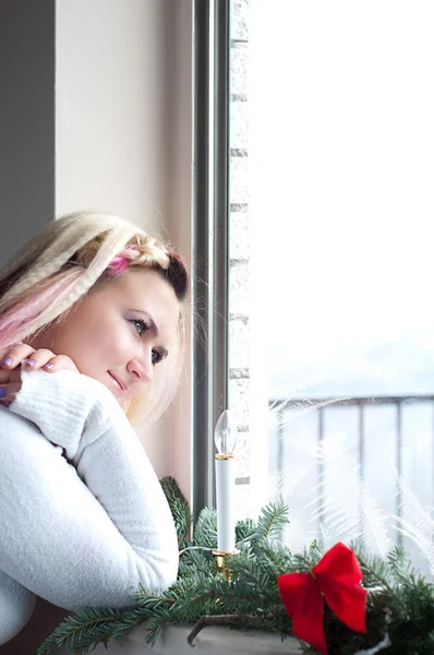 Les femmes regardant dans la fenêtre d'hiver gelé — Photo