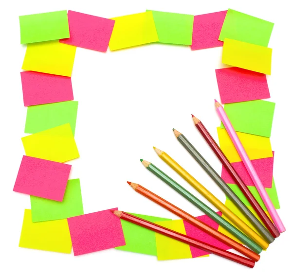 Marco de pegatinas de papel y siete lápices de colores —  Fotos de Stock
