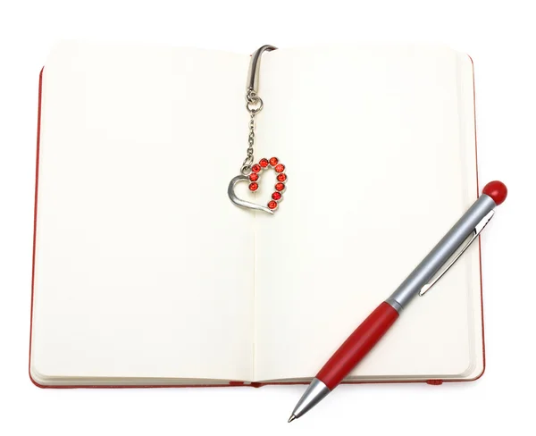 Blocco note aperto rosso (carta) con segnalibro a penna e cuore — Foto Stock