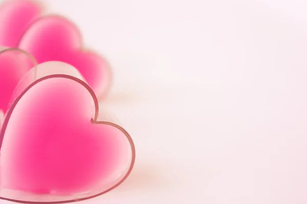 Карточка с размытыми розовыми сердцами слева — стоковое фото