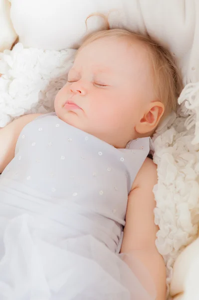 Маленькая спящая девочка — стоковое фото