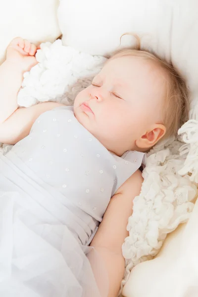Маленькая спящая девочка — стоковое фото
