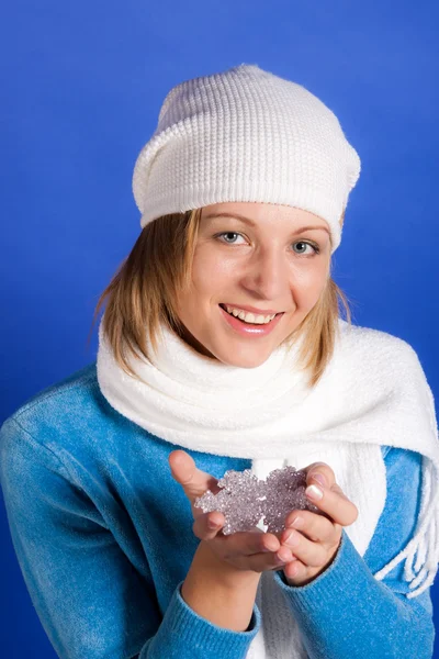 Junge Frau auf blauem Hintergrund — Stockfoto