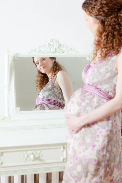 Vakker, gravid kvinne – stockfoto