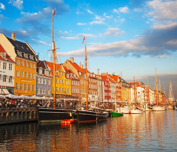 Κοπεγχάγη (περιοχή Nyhavn) σε μια ηλιόλουστη καλοκαιρινή μέρα — Φωτογραφία Αρχείου