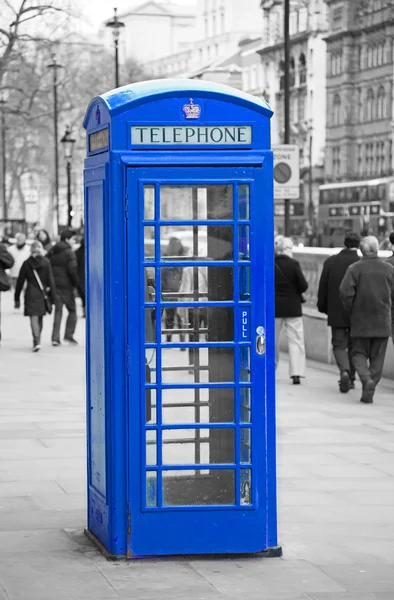 Traditionell röd telefon box i london. — Stockfoto