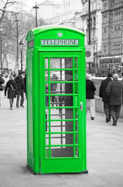 Londra'nın geleneksel kırmızı telefon kulübesi. — Stok fotoğraf