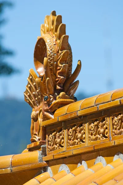 Traditionelle chinesische Dekoration auf dem Dach — Stockfoto
