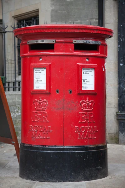 Piros levélszekrény Londonban — Stock Fotó
