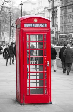 Londra'nın geleneksel kırmızı telefon kulübesi.