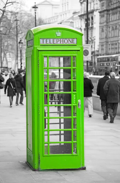 Hagyományos piros telefonfülke Londonban. — Stock Fotó