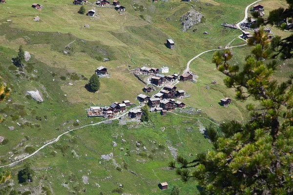 Alpler'de küçük yeşil köy — Stok fotoğraf
