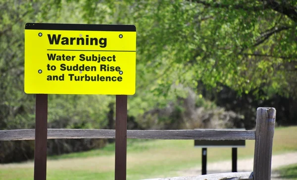 Teken waarschuwing water aanleiding — Stockfoto