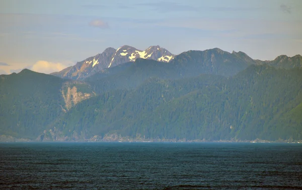Αλάσκα βουνά και ωκεανό — Φωτογραφία Αρχείου