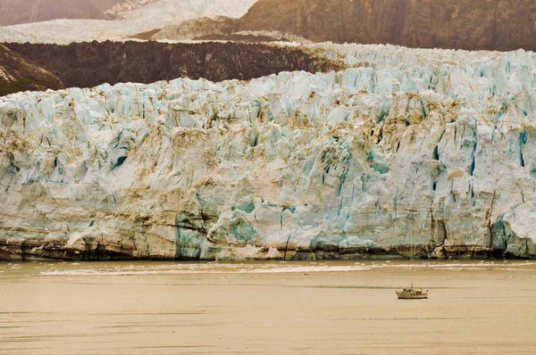 Alaskan-gletscher und boot — Stockfoto