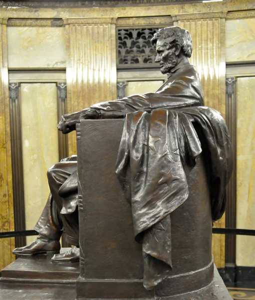 Abraham Lincoln Sits - vista laterale 2 — Foto Stock