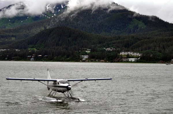 Juneau-Wasserflugzeug landet links unten — Stockfoto