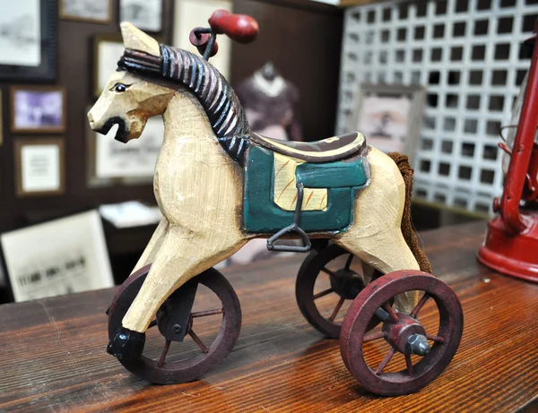 Античная игрушечная лошадь — стоковое фото
