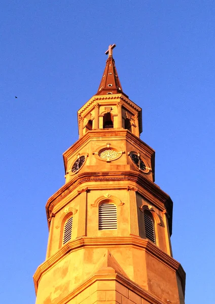 Charleston sc kyrkans torn i solljus — Stockfoto