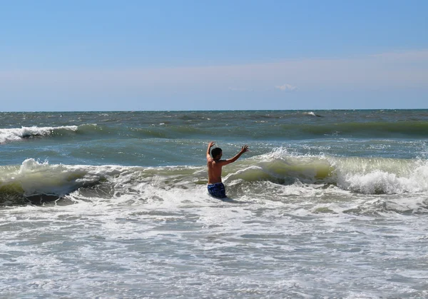 Підліток грає в хвилях — стокове фото