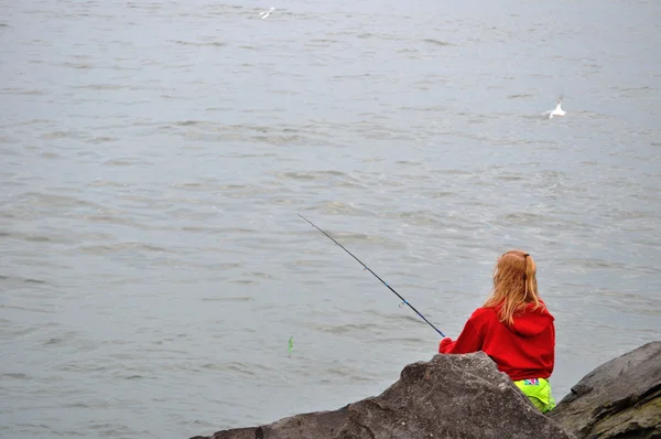 Woman fishes on Lake Erie — Stock Photo, Image