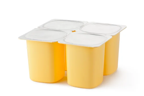 Quatro recipientes de plástico para produtos lácteos com tampa de papel alumínio — Fotografia de Stock