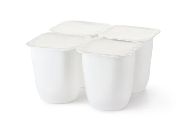 Vier plastic container voor zuivelproducten met folie deksel — Stockfoto