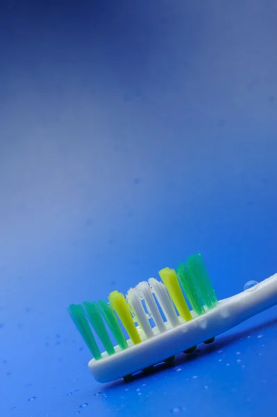 Spazzolino da denti su sfondo blu — Foto Stock