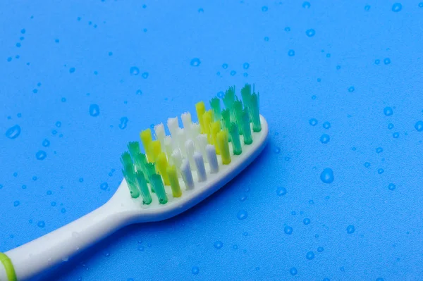 Mavi arkaplanda diş fırçası — Stok fotoğraf