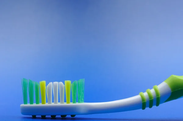 Tandenborstel op een blauwe achtergrond — Stockfoto