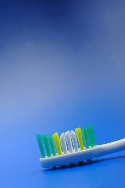 Tandborste på en blå bakgrund — Stockfoto
