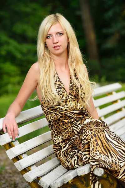 Portret ładna kobieta w parku na ławce — Zdjęcie stockowe