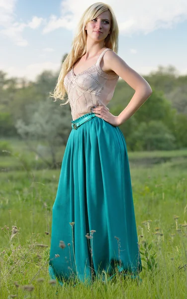 Retrato de chica bonita de pie en el campo — Foto de Stock