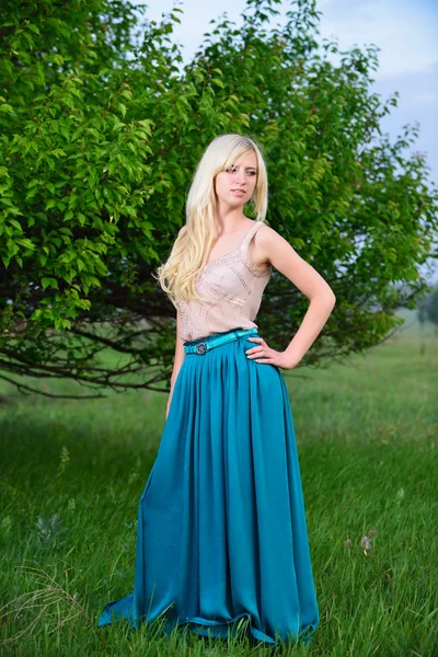 Портрет красивой девушки, стоящей в поле — стоковое фото
