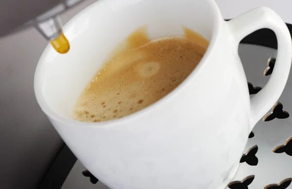 Кофеварка эспрессо. Процесс приготовления кофе — стоковое фото
