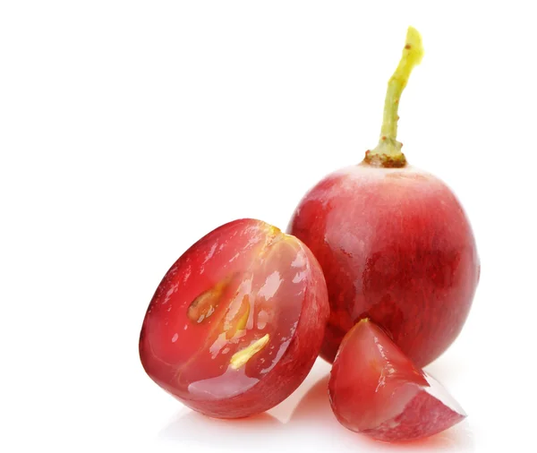 Rode druiven geïsoleerd — Stockfoto