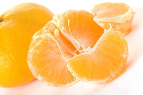Segmenter og hele mandarinen - Stock-foto