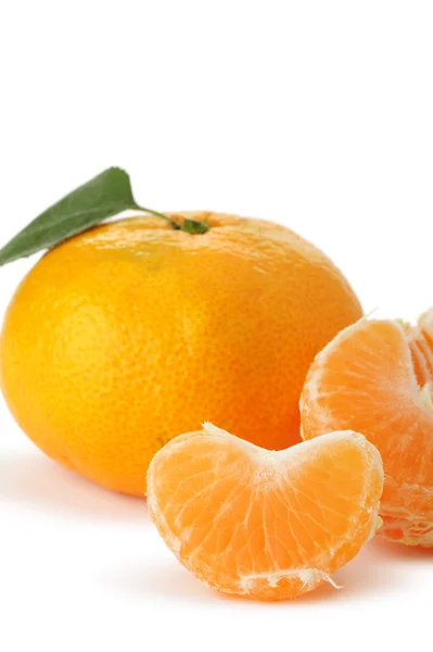 Segmentos y toda la mandarina — Foto de Stock