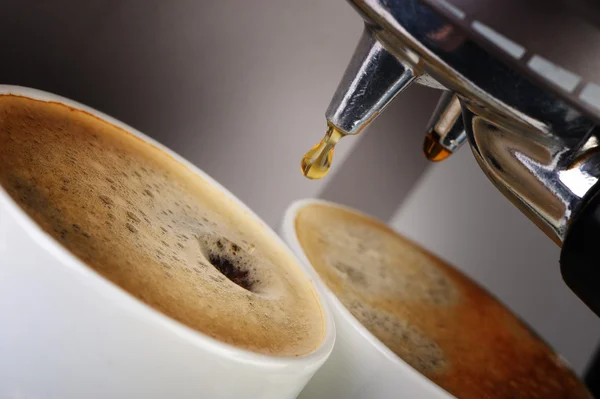 Kaffeemaschine Espresso. Prozess der Kaffeezubereitung Stockbild