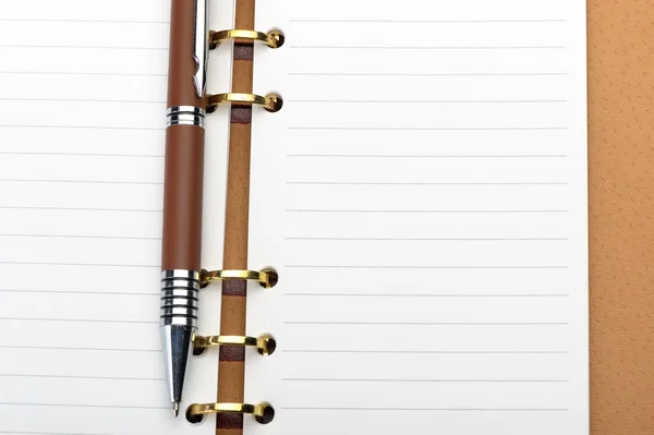 Cuaderno abierto con encuadernación de cobre y pluma con estilo — Foto de Stock