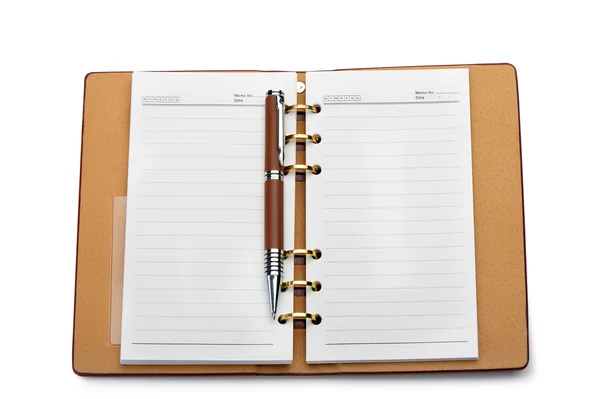 Caderno aberto com encadernação de cobre e caneta elegante — Fotografia de Stock