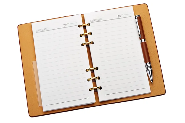 Ανοίξτε το σημειωματάριο με χαλκού βιβλιοδεσίας και κομψά στυλό — Φωτογραφία Αρχείου