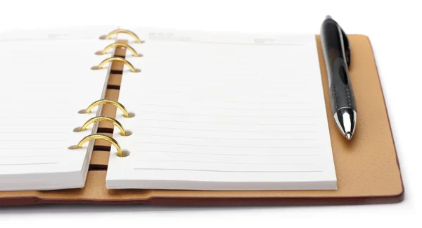Caderno aberto com encadernação de cobre e caneta elegante — Fotografia de Stock
