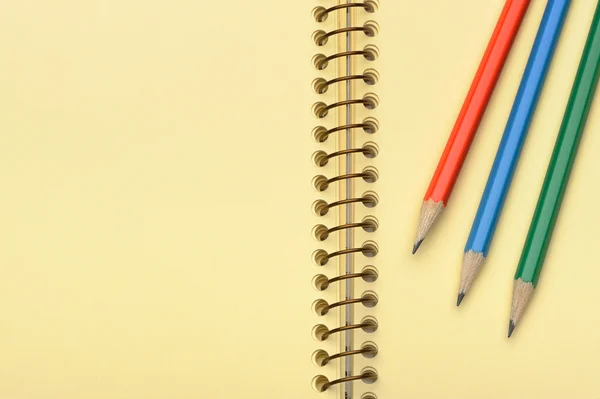 Cuaderno de papel amarillo y set de lápiz — Foto de Stock