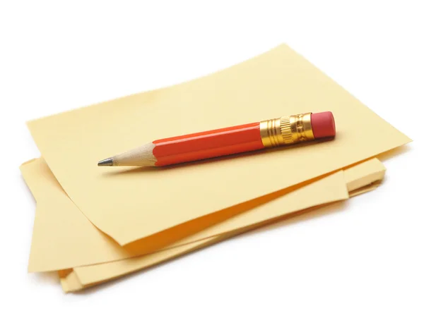 Nota de papel y un lápiz rojo —  Fotos de Stock