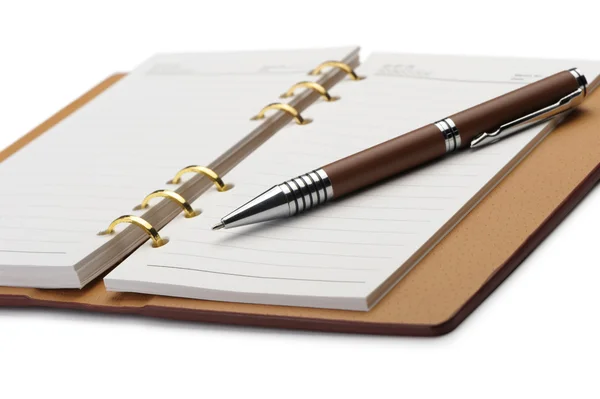 Ανοίξτε το σημειωματάριο με χαλκού βιβλιοδεσίας και κομψά στυλό — Φωτογραφία Αρχείου